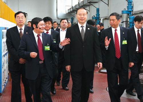 亲切的关怀      深情的鼓舞