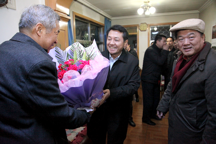 石嘴山市市委书记彭友东慰问何季麟院士