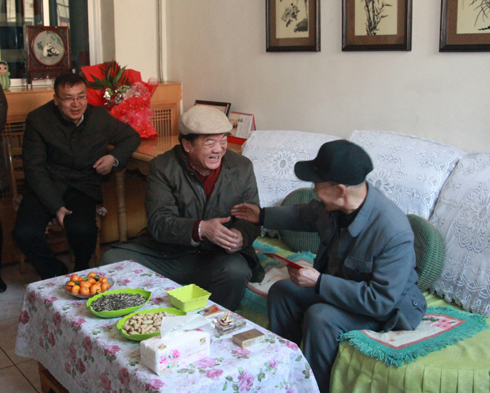 中色东方集团公司领导慰问离、退休老干部和困难职工