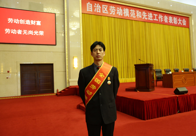 全国劳动模范周小军载誉归来