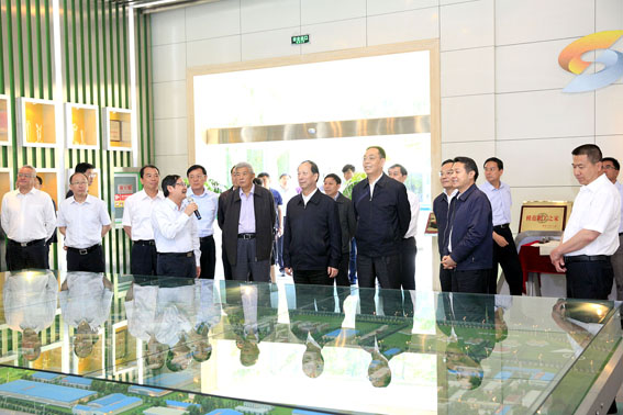 自治区党委书记石泰峰来集团公司调研