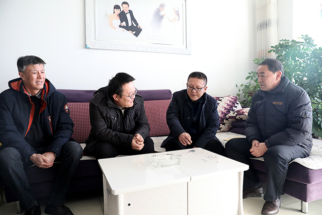 自治区国资委慰问集团公司困难党员