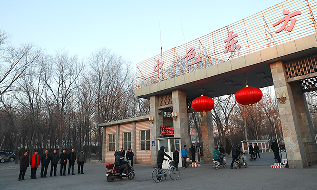 集团公司领导迎接职工上班