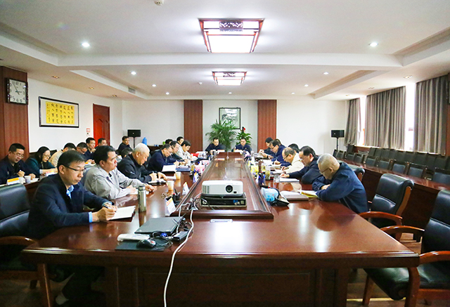 集团公司召开党委理论学习中心组（扩大）学习会