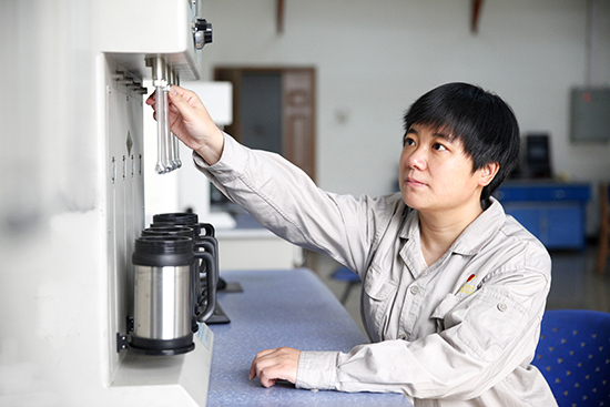 《中国有色金属报》：为钽粉事业不懈耕耘的人  ——记“全国五一劳动奖章”获得者雒国清