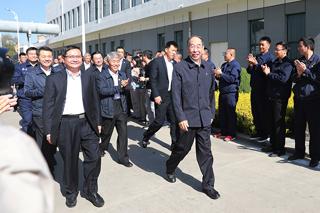 尤权率中央代表团三分团慰问中色东方干部职工