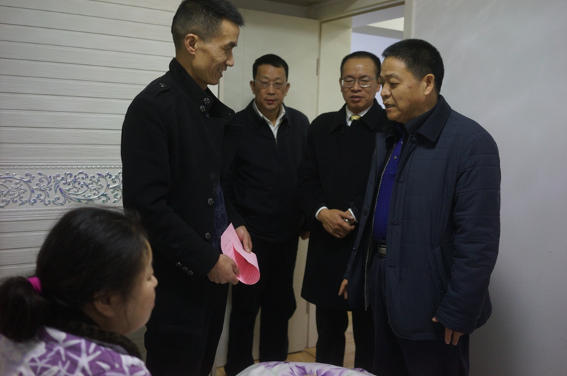 严弟勇副总经理到大冶有色慰问困难职工