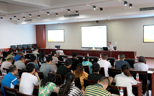 集团公司举办2019年通讯员培训班暨写作知识讲座