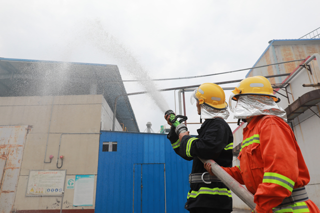 钽铌湿法冶金分厂开展液氨泄漏应急演练