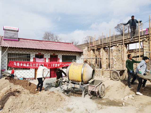 集团公司定点扶贫村团支部开展学雷锋志愿服务活动