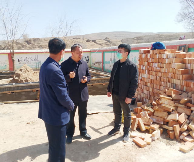 李晓东到集团公司定点扶贫村调研基础项目建设