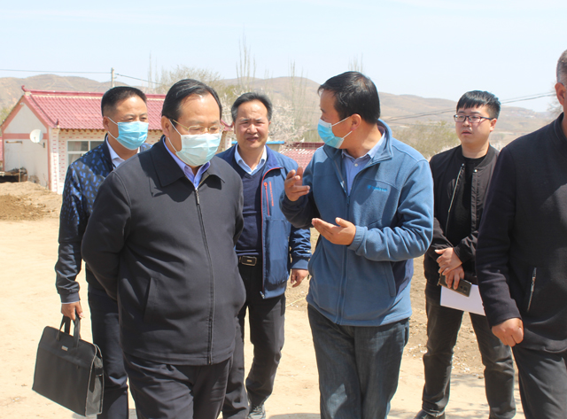 王生林调研集团公司定点扶贫村“养殖示范村”建设情况