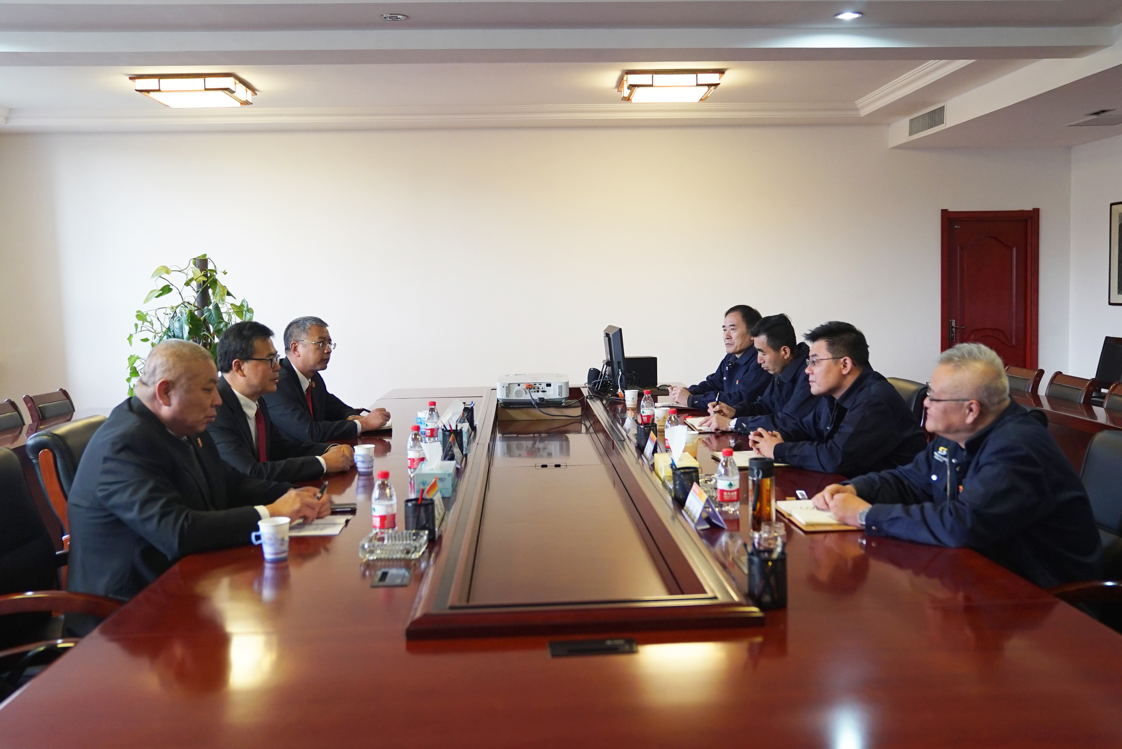 石嘴山市中级人民法院领导拜访全国人大代表王东新