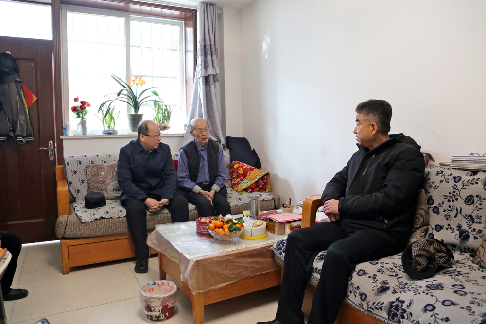 集团公司领导看望慰问退休老领导