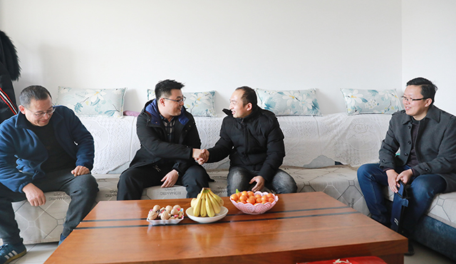 杨赫总经理向困难党员和困难职工送去新春祝福