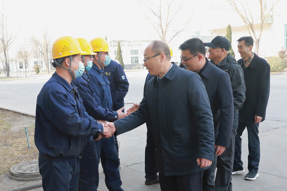 集团公司领导给春节加班和就地过年职工拜年