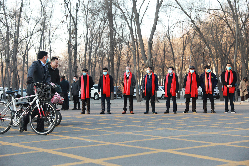 集团公司领导迎接职工上班