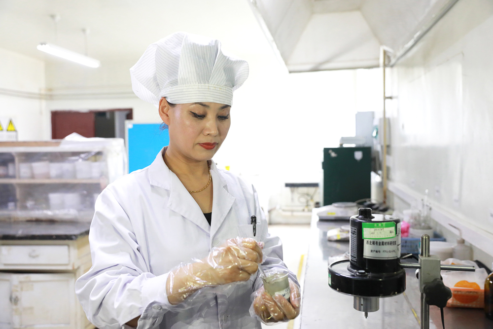 牛丽荣获“全国技术能手”荣誉称号