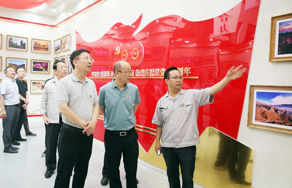 集团公司“永远跟党走”职工美术书法摄影展开展