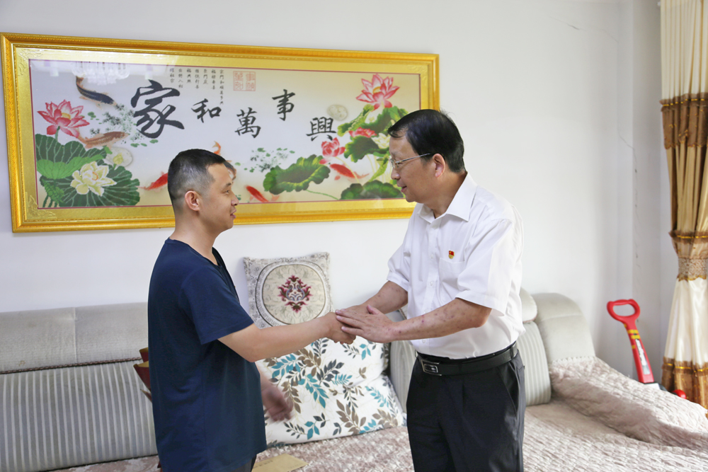 集团公司开展“七一”前夕走访慰问全区优秀共产党员、生活困难党员活动