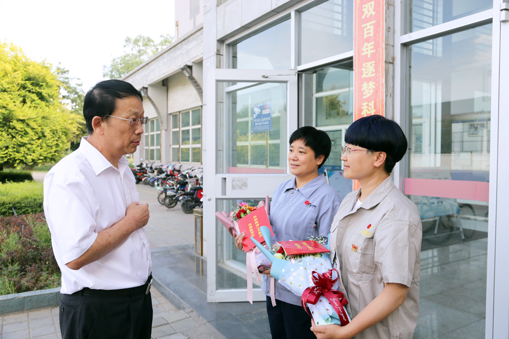 集团公司工会开展走访慰问在岗省部级劳模活动