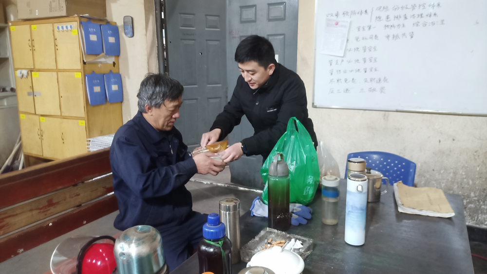 钽粉分厂开展“冬至送温暖，浓情暖人心”活动