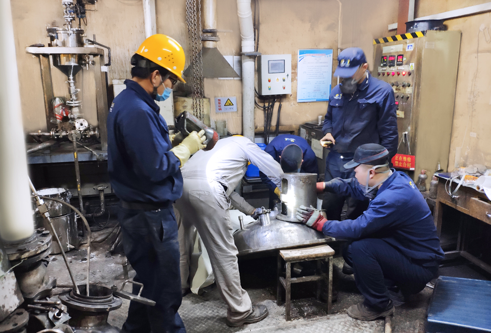 【图片新闻】粉体分厂争分夺秒保生产