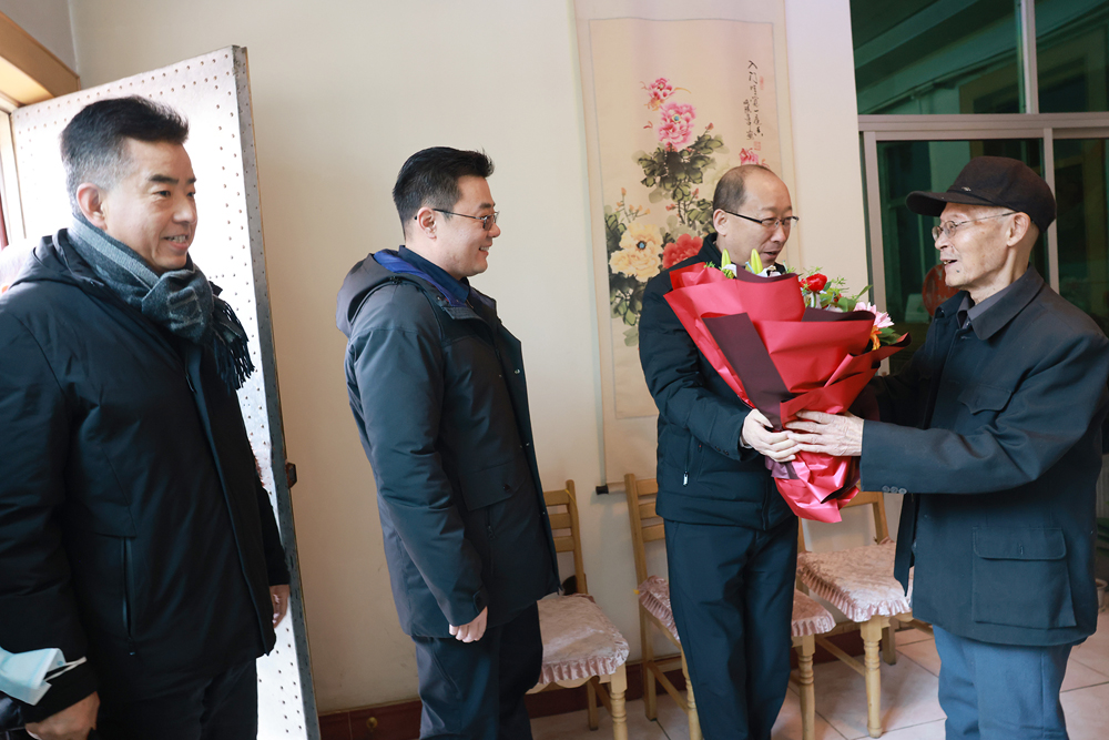 集团公司领导春节前夕走访慰问老干部